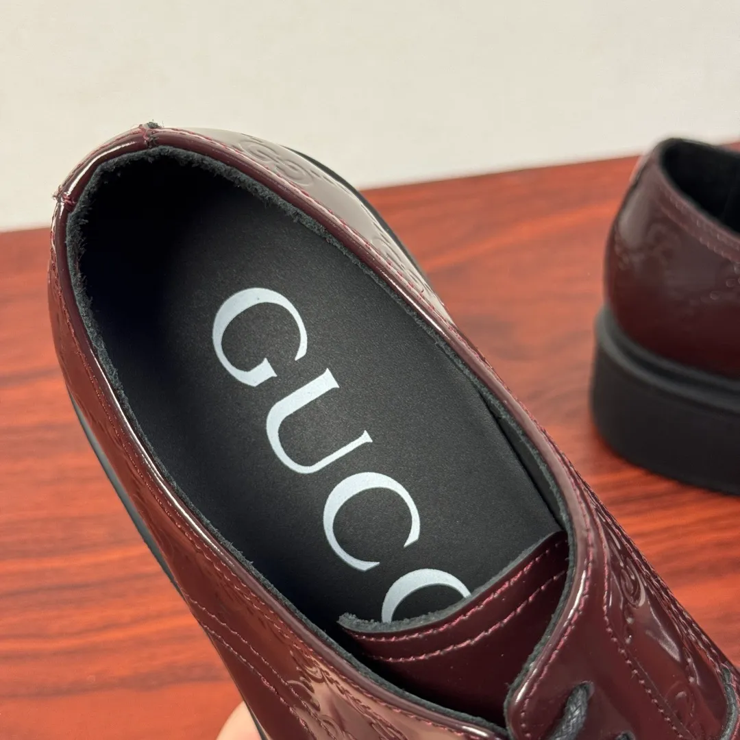 Batch 780 Gucci/Gucci new men's lace-up shoes with GG details, glossy cow leather derby shoes! Rooted in the brand's heritage, these men's lace-up shoes are crafted from premium open-edge beaded calf leather and feature GG-print embossed suede details in homage to Gucci's iconic monogram. The rubber sole decorated with GG pattern adds a touch of modern fashion to this design. Typical three-joint style design. European and American classic version, full calfskin lining. The overall upper texture is soft and the lining is comfortable and breathable. 2CM thickened soft rubber sole, easy to control. Versatile and stylish upper foot, multiple colors available to meet different matching needs, complete package! Size: 39-40-41-42-43-44 leather shoe size (38.45.46 can be customized) Item number: 7826Z open edge beads burgundy